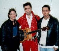 Models Kollegen mit Elvis